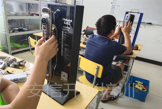 学开锁技术去有资质的智能锁练习
