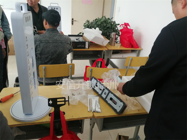 为学员提供专业的开锁工具