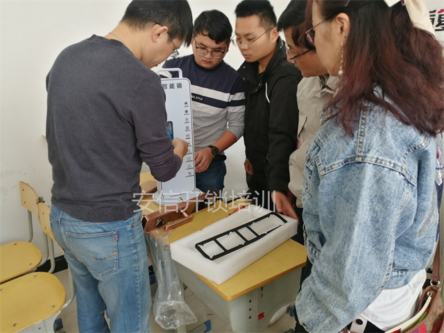 学开锁培钥匙开店一个人能行吗？