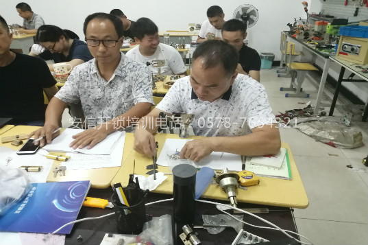 钥匙断门锁里不用怕,教你妙招