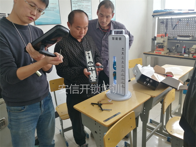 国内学员比较推荐的开锁配钥匙培训学校电话是多少